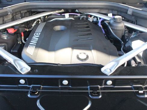 Used 2025 BMW X7 xDrive40i w/ M Sport Package image 3