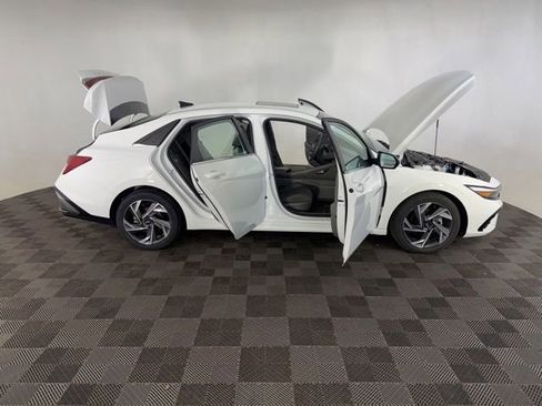 Used 2025 Hyundai Elantra SEL FWD image 16