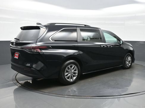 Used 2024 Toyota Sienna XLE FWD image 6