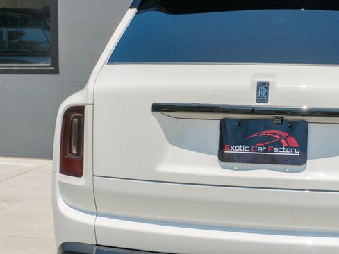 Used 2023 Rolls-Royce Cullinan Black Badge w/ Dark Exterior Package AWD/4WD image 43