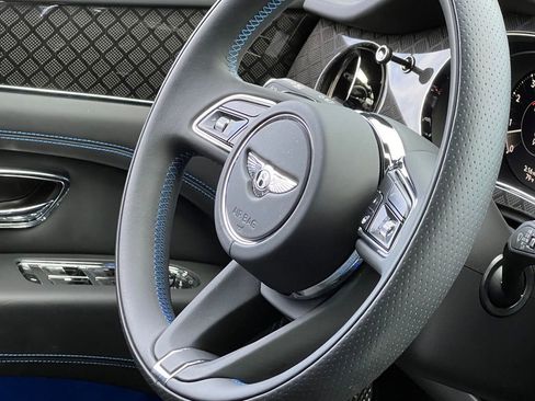 Used 2025 Bentley Bentayga image 40