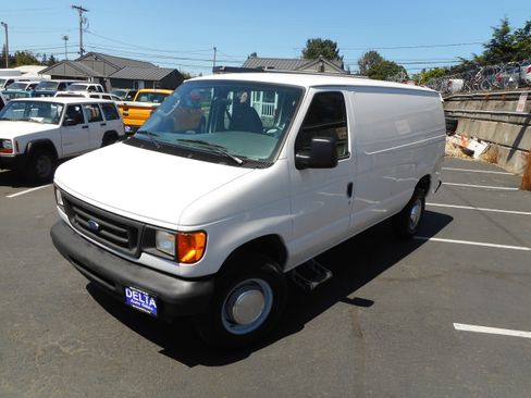 Used 2004 Ford E-350 and Econoline 350 Super Duty RWD image 5