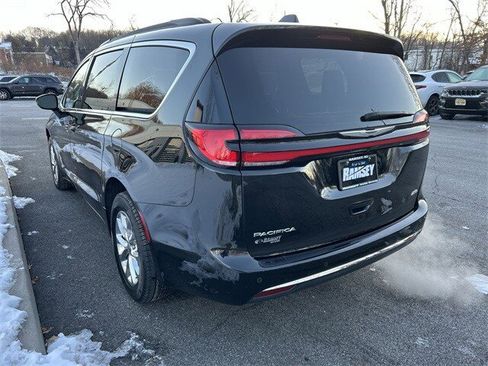 Used 2022 Chrysler Pacifica Touring-L image 6