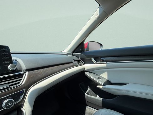 Used 2018 Honda Accord Touring image 14