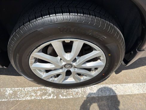 Used 2018 Nissan Rogue SV AWD/4WD image 41