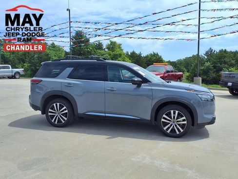 Used 2025 Nissan Pathfinder Platinum w/ Cargo Package AWD/4WD image 2
