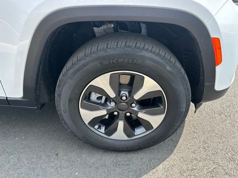 Used 2023 Jeep Grand Cherokee 4WD 4xe image 13