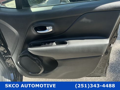Used 2023 Jeep Renegade Altitude AWD/4WD image 12