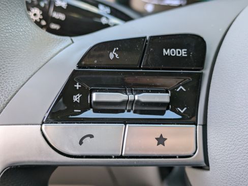 Used 2025 Hyundai Elantra Blue image 22