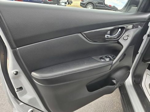 Used 2020 Nissan Rogue SV image 35