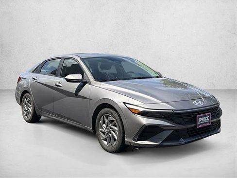 Used 2025 Hyundai Elantra Hybrid FWD image 3