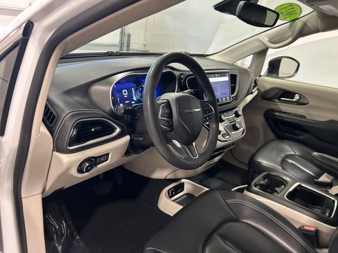 Used 2023 Chrysler Pacifica Touring-L FWD image 16