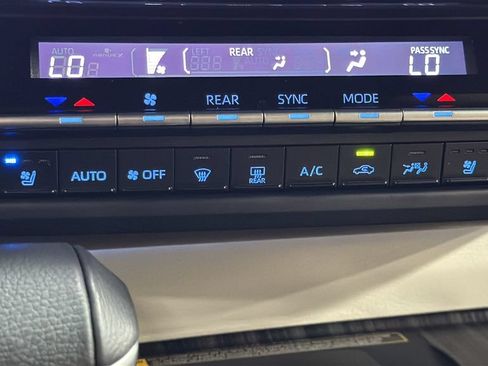 Used 2024 Toyota Sienna Limited AWD/4WD image 33