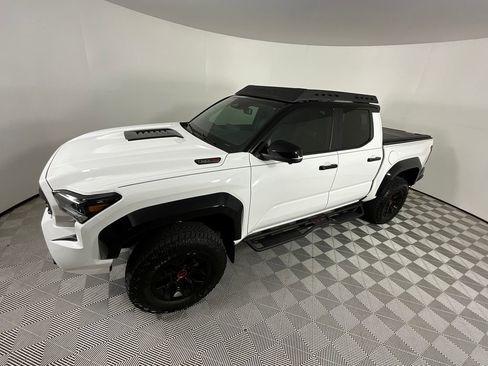Used 2025 Toyota Tacoma TRD Pro AWD/4WD image 9