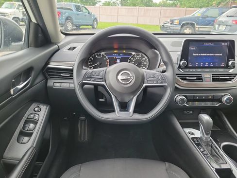 Used 2024 Nissan Altima 2.5 SV FWD image 13
