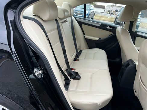 Used 2017 Volkswagen Jetta SE image 16