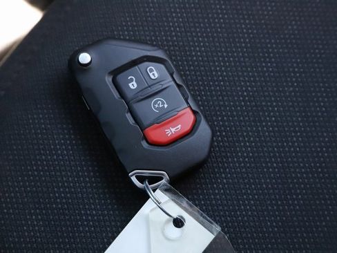 Used 2021 Jeep Gladiator Sport image 25