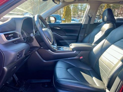Used 2022 Toyota Highlander XLE AWD/4WD image 11