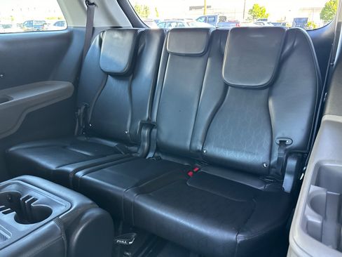 Used 2025 Kia Carnival FWD image 16