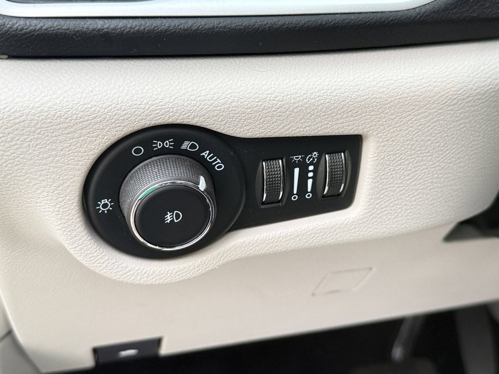 Used 2023 Chrysler Pacifica Touring-L FWD image 17