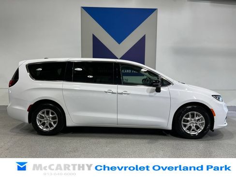 Used 2024 Chrysler Pacifica Touring-L FWD image 4