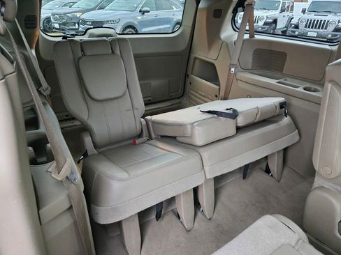 Used 2014 Chrysler Town & Country Touring image 13