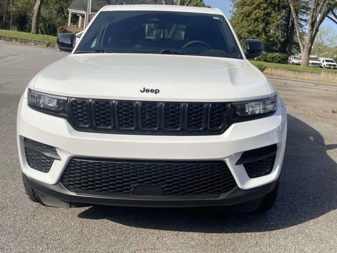 Used 2024 Jeep Grand Cherokee Altitude RWD image 8