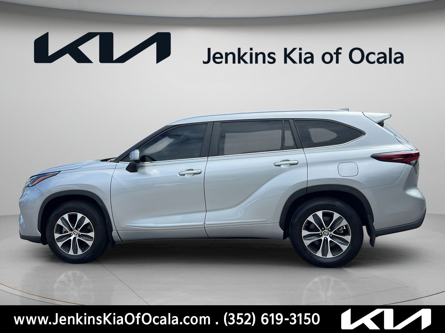 Used 2024 Toyota Highlander XLE FWD image 6