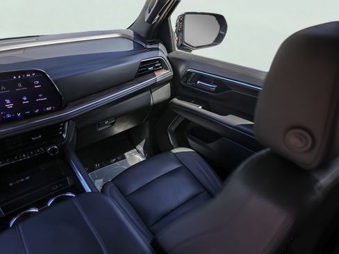 Used 2025 Chevrolet Tahoe Z71 AWD/4WD image 31