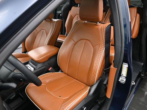 Used 2024 Chrysler Pacifica Pinnacle FWD image 11