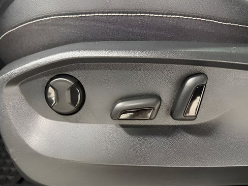 Used 2025 Volkswagen Taos SEL image 18