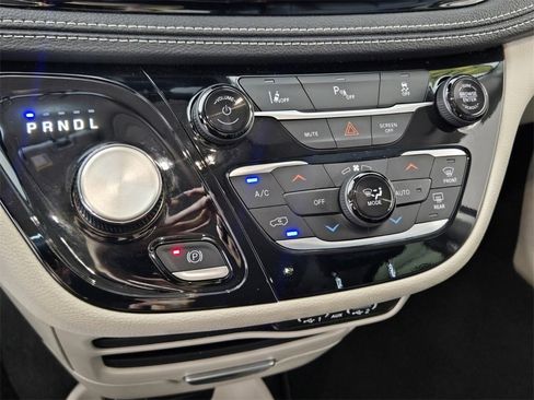 Used 2024 Chrysler Pacifica Select image 18