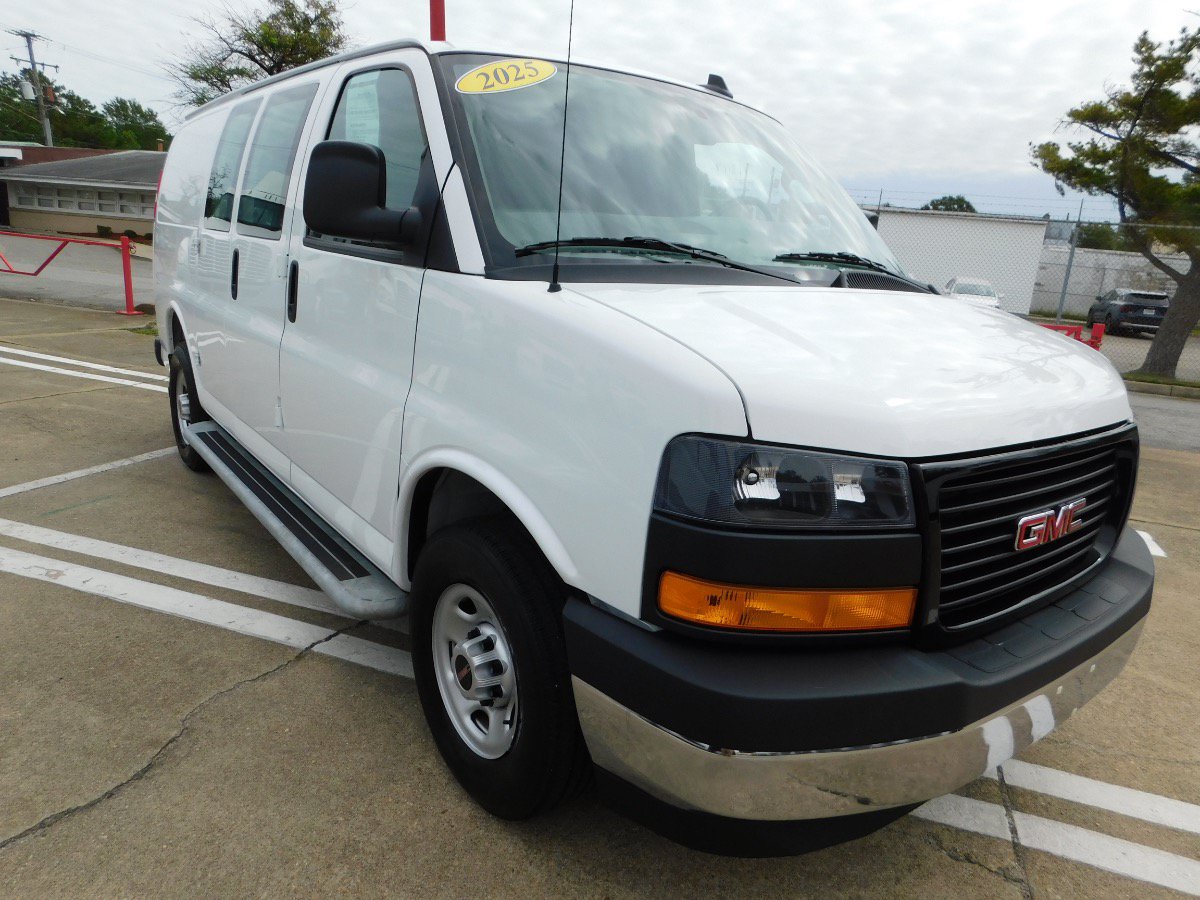 Used 2025 GMC Savana 2500 w/ Driver Convenience Package RWD image 2