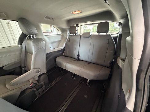 Used 2022 Toyota Sienna XLE AWD/4WD image 25