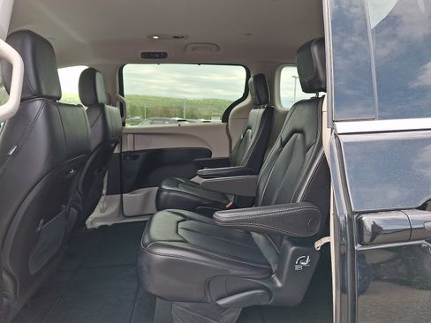 Used 2023 Chrysler Pacifica Touring-L FWD image 11