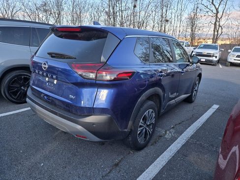 Used 2023 Nissan Rogue SV image 2