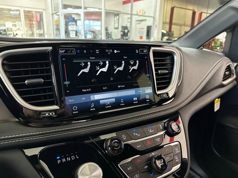 New 2026 Chrysler Pacifica Select image 23