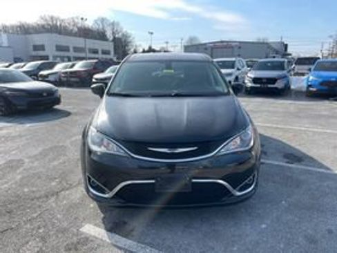 Used 2018 Chrysler Pacifica Touring Plus image 3