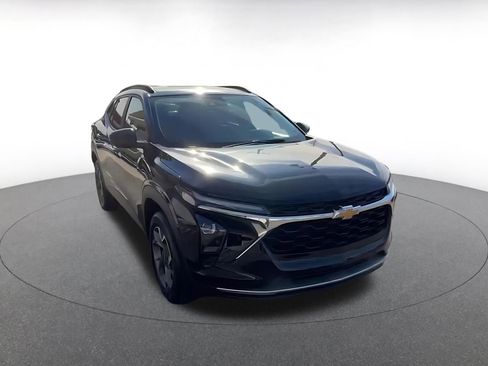 Used 2025 Chevrolet Trax LT image 3