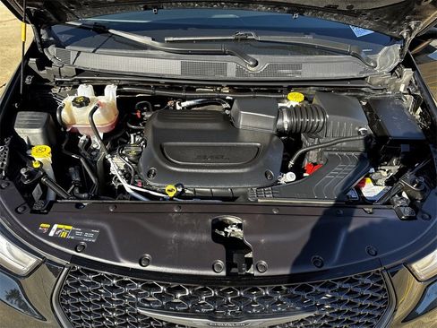 Used 2025 Chrysler Pacifica Limited image 34