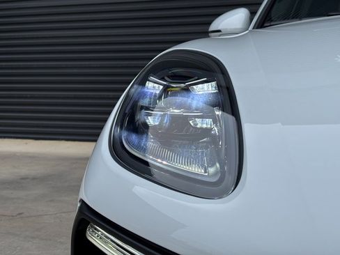 Certified 2025 Porsche Macan image 12