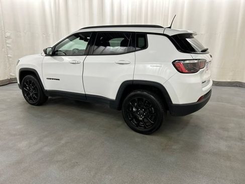 Used 2025 Jeep Compass Latitude w/ Convenience Group AWD/4WD image 3