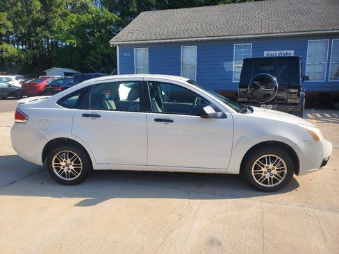 Used 2011 Ford Focus SE w/ 201A Rapid Spec Order Code FWD image 4