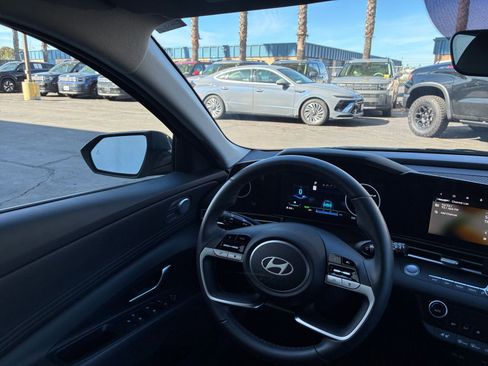 Used 2025 Hyundai Elantra Limited image 36