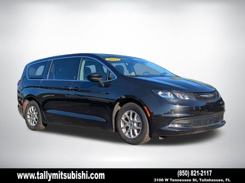 Used 2023 Chrysler Voyager LX FWD image 1