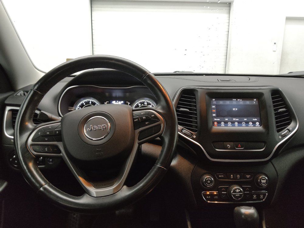 Used 2019 Jeep Cherokee Latitude Plus w/ Comfort/Convenience Group FWD image 22