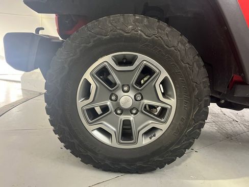 Used 2017 Jeep Wrangler Unlimited Rubicon w/ Connectivity Group image 13