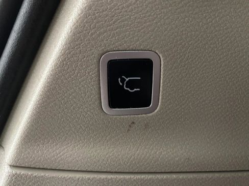 Used 2024 Chrysler Pacifica Touring-L image 7