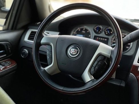 Used 2013 Cadillac Escalade Premium AWD/4WD image 31