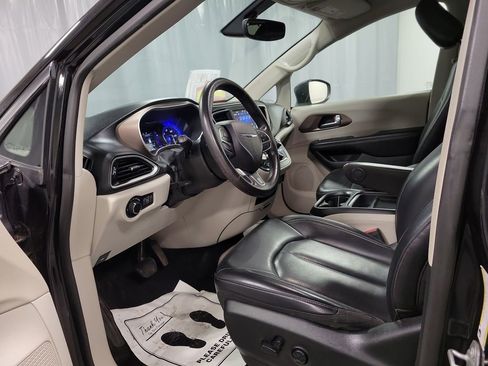 Used 2021 Chrysler Voyager Lxi image 12